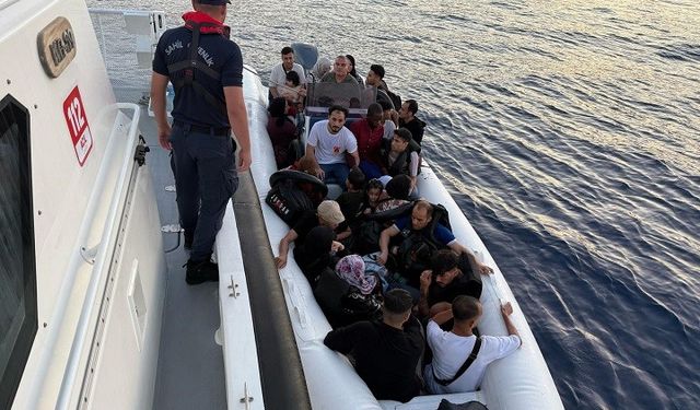 İzmir’de 31 düzensiz göçmen ve 1 kaçakçı yakalandı, 33 göçmen kurtarıldı