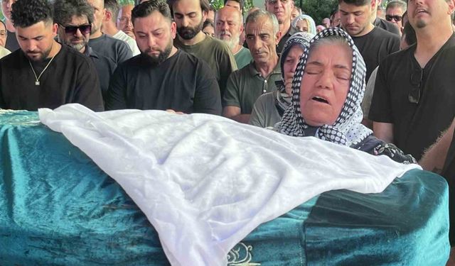 İzmir’de boşandığı eşi tarafından öldürülen kadın son yolculuğuna uğurlandı