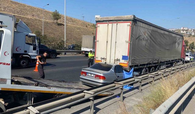 İzmir’de otomobil tıra çarptı: 1 ölü, 1 ağır yaralı
