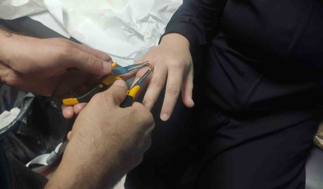 Kadının parmağına sıkışan yüzük, itfaiye ekibince hastanede çıkarıldı