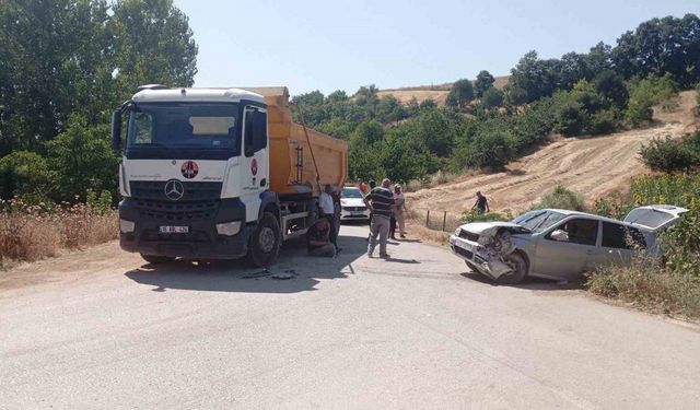 Bursa'da kamyon ile otomobil kafa kafaya çarpıştı