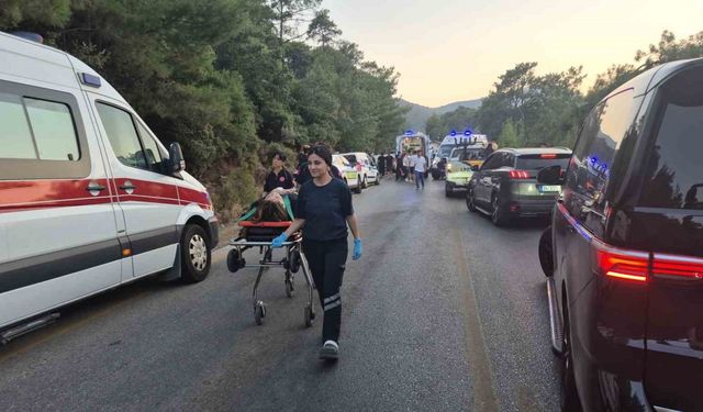 Kamyonetle otomobil kafa kafaya çarpıştı: 4 yaralı