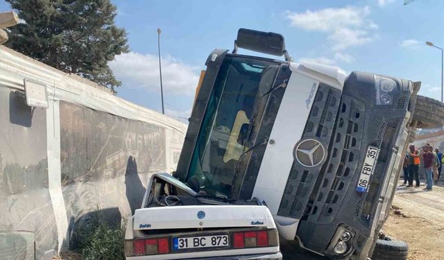 Kamyonun üzerine devrilmesiyle hurdaya dönen Tofaş’ta kimsenin olmaması faciayı önledi