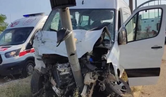 Karadeniz Sahil Yolu’nda minibüs ile otomobil çarpıştı: 13 yaralı