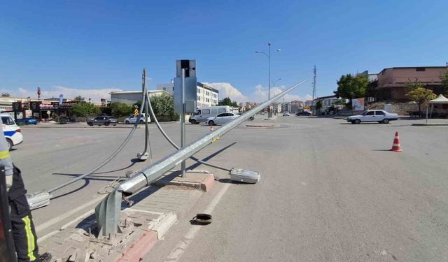 Karaman’da aydınlatma direğini deviren araç kaçtı