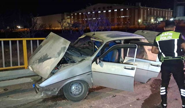 Karaman’da kontrolden çıkan otomobil bariyerlere saplandı