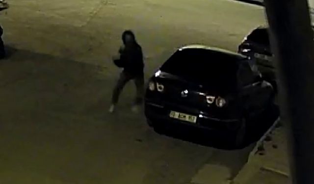 Karaman’da otomobile zarar veren kasklı saldırgan kamerada