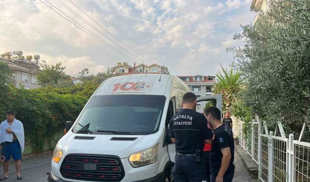 Kargo minibüsünde uyuyakalan sürücü ekipleri alarma geçirdi