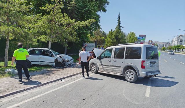 Karşı yola geçen otomobil 2 araca ve trafoya çarptı: 1 yaralı