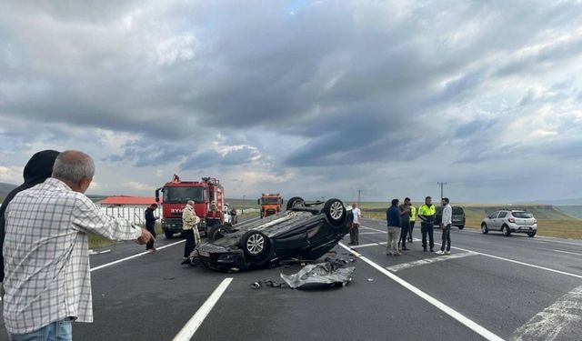Kars’ta otomobil kamyona çarpıp takla attı