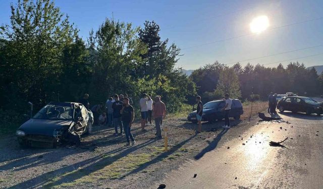 Kastamonu’da iki otomobil kafa kafaya çarpıştı: 4 yaralı