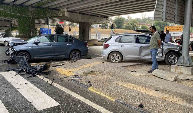 Kastamonu’da üç araç birbirine girdi: 5 yaralı