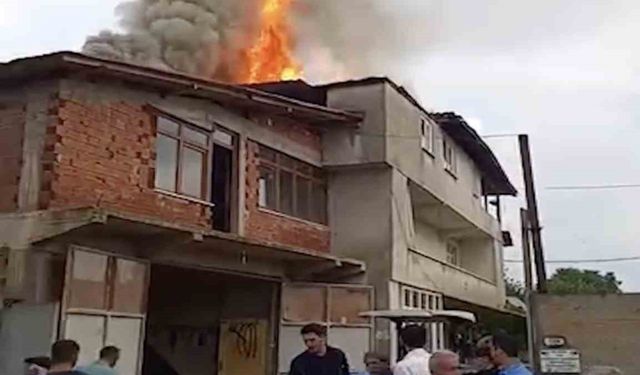 Kastamonu’da yıldırım düşen evde yangın çıktı