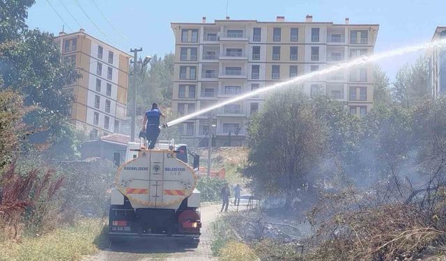Kavaklıdere ilçe merkezindeki yangın büyümeden kontrol altına alındı