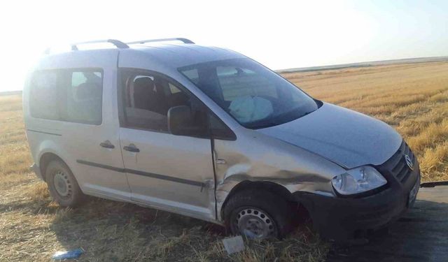 Kaza yapan hafif ticari araçta 3 kişi yaralandı