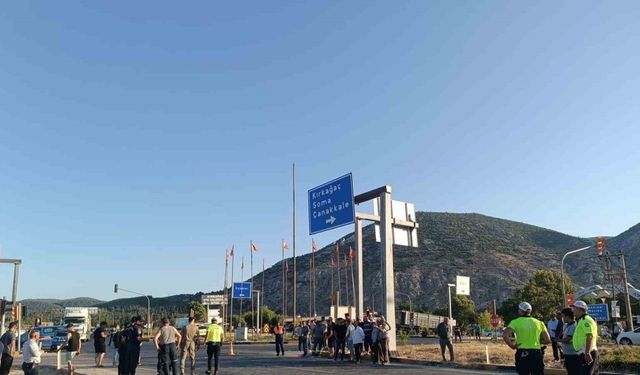 Kırkağaç’ta hafif ticari araç ile motosikletin çarpıştığı feci kaza kamerada: 1 ölü, 1 yaralı