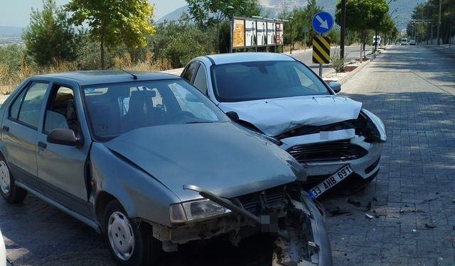 Kırkağaç’ta iki otomobil çarpıştı: 2 yaralı