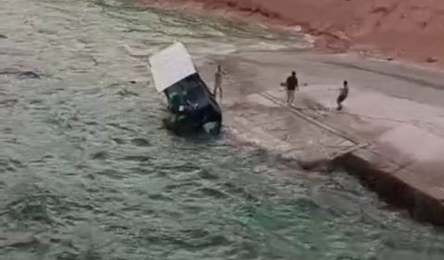 Kıyıdaki tekne rüzgarın etkisiyle suya gömüldü