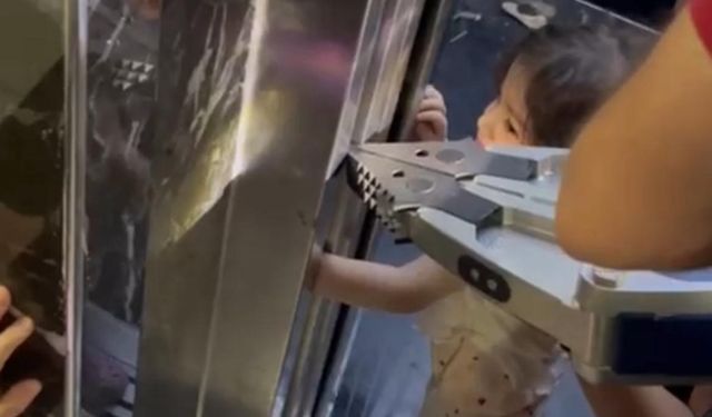 Kolu asansöre sıkışan çocuk kurtarıldı