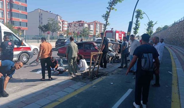 Kontrolden çıkan otomobil refüje çarptı: 4 yaralı