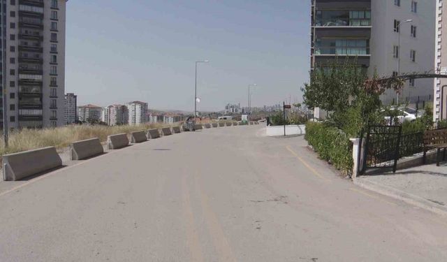 Kontrolden çıkan otomobilin gençlere çarpma anı güvenlik kamerasına yansıdı