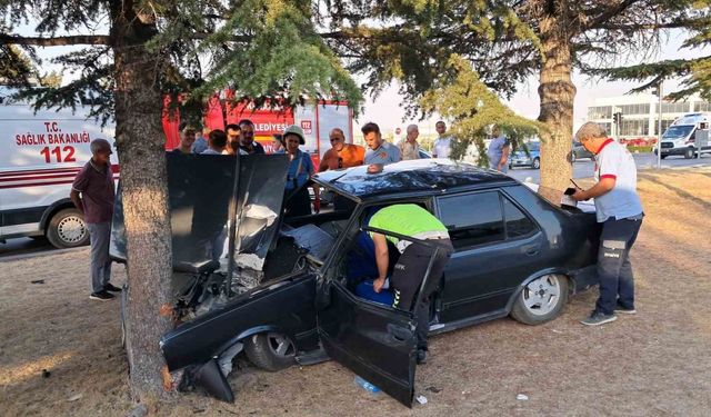 Kontrolden çıkan Tofaş orta refüjdeki ağaca çarptı: 1 yaralı