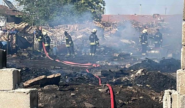 Konya’da iş yerinde çıkan yangın bahçedeki tahta paletlere sıçradı