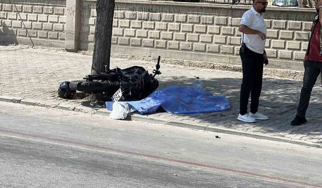Konya’da motosiklet önce bisikletliye ardından ağaca çarptı: 2 ölü