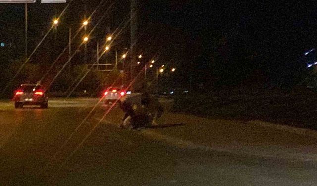 Konya’da yol kenarında 3 gencin tekme tokat kavgası kamerada