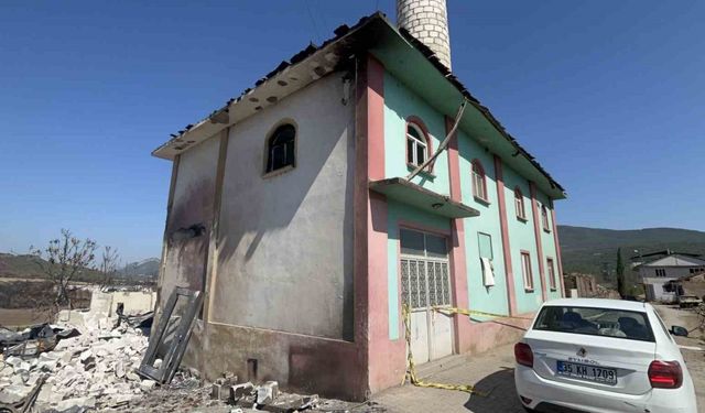 Köy kül oldu, caminin içi sağlam kaldı