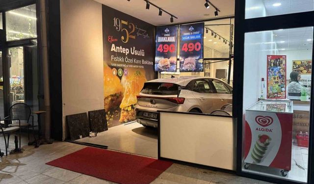 Küçükçekmece’de kontrolden çıkan elektrikli araç pastaneye girdi