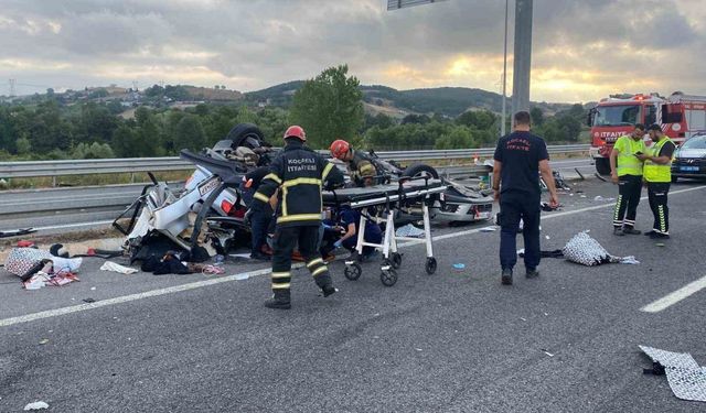 Kuzey Marmara’da otomobil yön tabelasına çarptı: 1 ölü, 4 yaralı