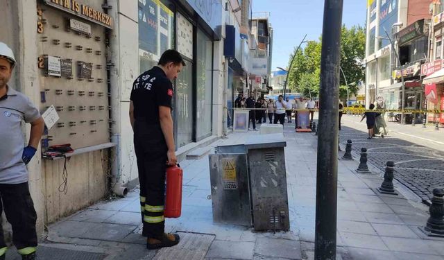 Lüleburgaz’da kaldırımdaki elektrik panosunda yangın