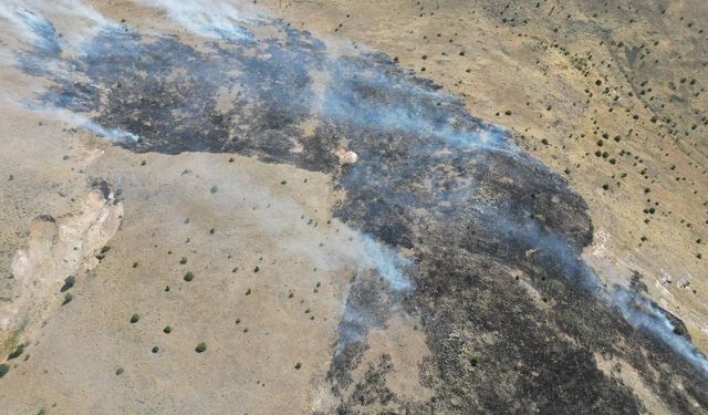 Malatya’da dağlık alanda çıkan yangın havadan görüntülendi