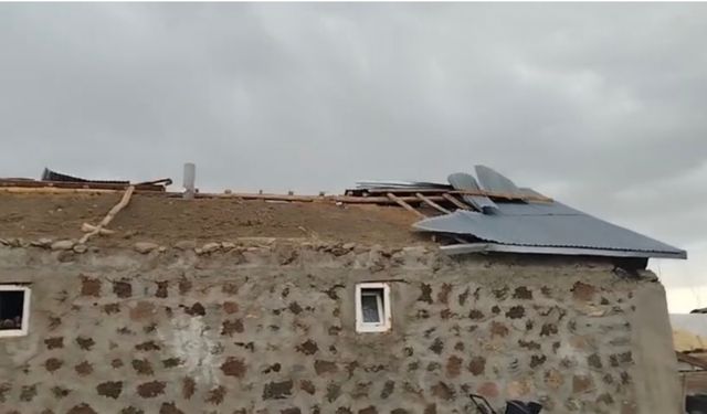 Malazgirt’te etkili olan fırtına ev ve ahırların çatısını uçurdu