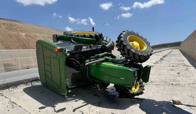 Malazgirt’te traktör takla attı: 1 yaralı