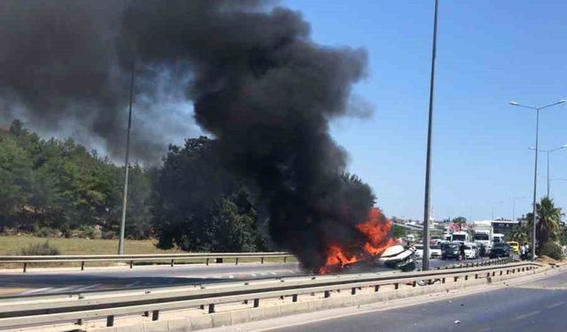 Manavgat’ta bariyerlere çarpan otomobil alev aldı: 2 yaralı