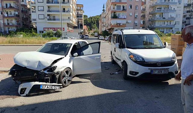 Manavgat’ta otomobil ile hafif ticari araç çarpıştı: 1 yaralı