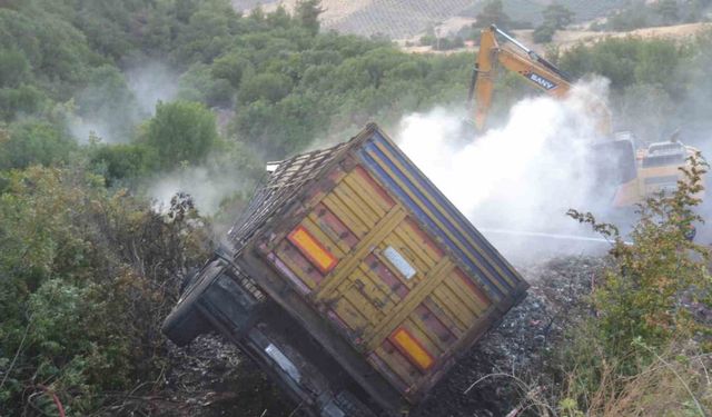 Manisa’da alev alan kamyon şarampole uçtu, yangın ormana sıçramadan söndürüldü