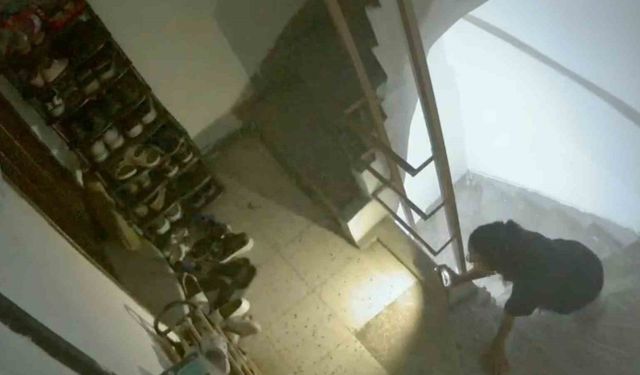 Manisa’da ayakkabı hırsızı güvenlik kamerasına yakalandı