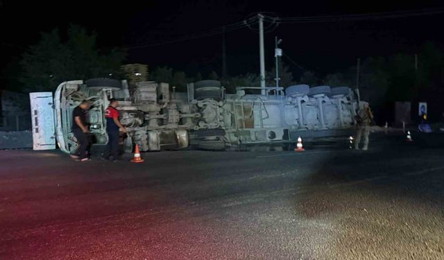 Mardin’de devrilen tırın sürücüsü yaralandı