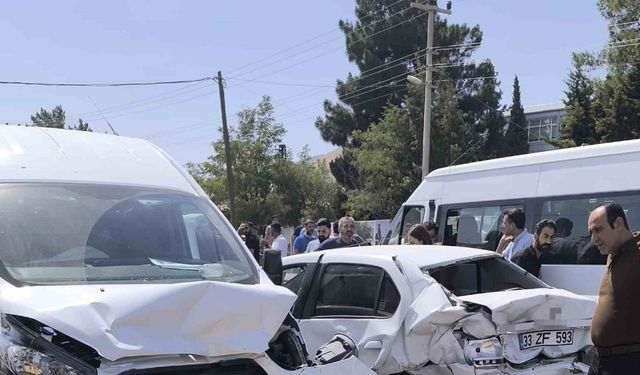 Mardin’de freni patlayan tır, ışıkta bekleyen araçlara çarptı: 7 yaralı