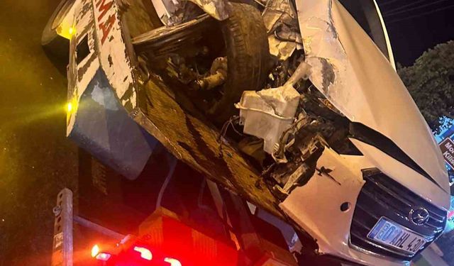Mardin’de otomobil direğe çarptı: 2 yaralı