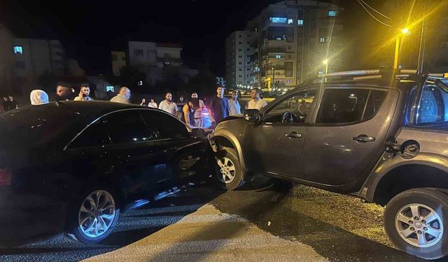Mardin’de otomobil ile pikabın çarpıştığı kazada 6 kişi yaralandı