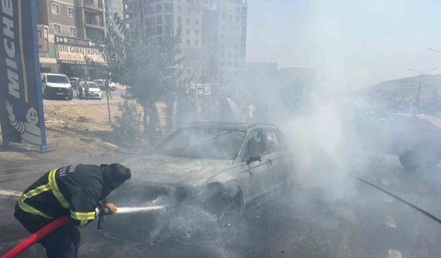 Mardin’de seyir halindeki otomobil yandı