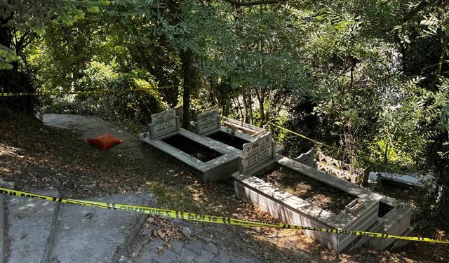 Mezarda bal mumundan yapılmış bebek ve bebeğe sarılı muska bulundu