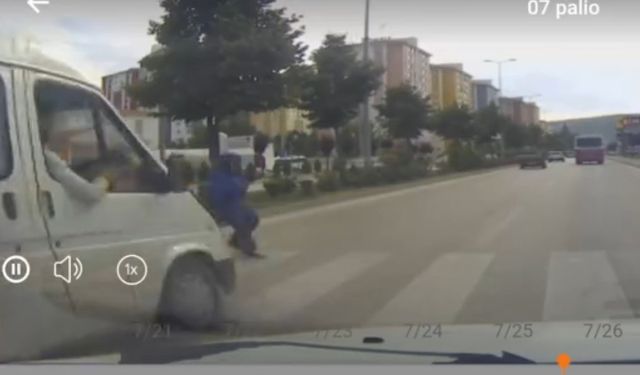 Minibüsün çarptığı yaya yaralandı: O anlar kamerada