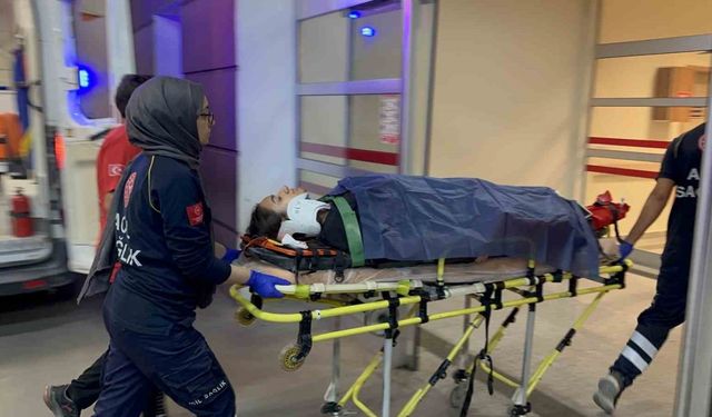 Motosiklet ile hafif ticari araç çarpıştı: 1 yaralı