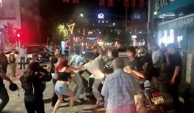 Motosiklet sürücüsü ile yaya arasında çıkan kavgada tekme ve yumruklar havada uçuştu