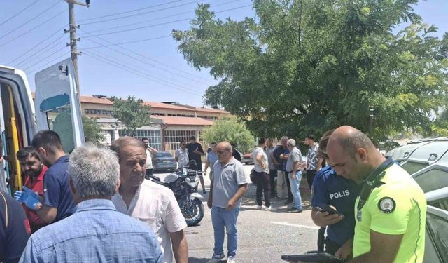 Motosikletin çarptığı otomobil devrildi: 1’i ağır, 3 yaralı